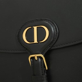Сумка Dior Bobby представляет собой модель через плечо, отличающу