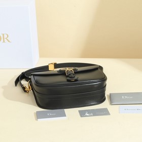 Сумка Dior Bobby представляет собой модель через плечо, отличающу