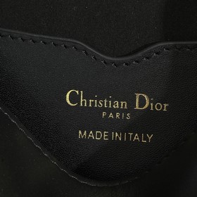 Сумка Dior Bobby представляет собой модель через плечо, отличающу
