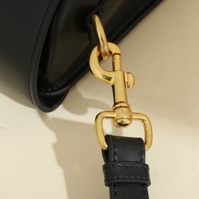 Сумка Dior Bobby представляет собой модель через плечо, отличающу