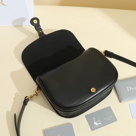 Сумка Dior Bobby представляет собой модель через плечо, отличающу