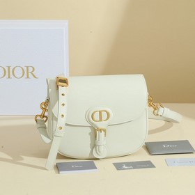 Сумка Dior Bobby представляет собой модель через плечо, отличающу