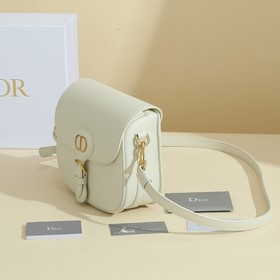 Сумка Dior Bobby представляет собой модель через плечо, отличающу