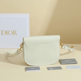 Сумка Dior Bobby представляет собой модель через плечо, отличающу