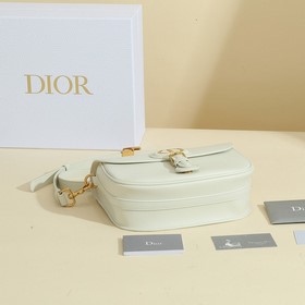 Сумка Dior Bobby представляет собой модель через плечо, отличающу