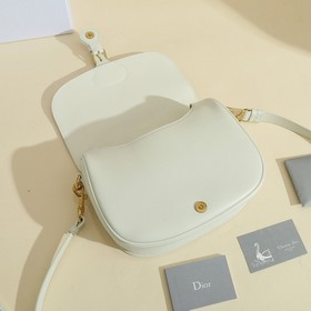 Сумка Dior Bobby представляет собой модель через плечо, отличающу