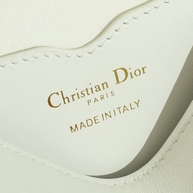 Сумка Dior Bobby представляет собой модель через плечо, отличающу
