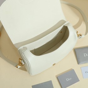 Сумка Dior Bobby представляет собой модель через плечо, отличающу