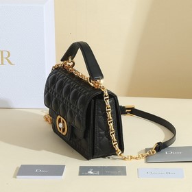 Эта сумка Dior Jolie из весенне-летней коллекции 2024 года сочета