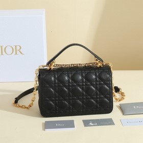 Эта сумка Dior Jolie из весенне-летней коллекции 2024 года сочета
