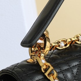 Эта сумка Dior Jolie из весенне-летней коллекции 2024 года сочета