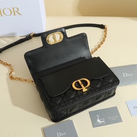 Эта сумка Dior Jolie из весенне-летней коллекции 2024 года сочета