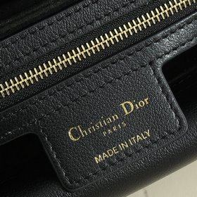Эта сумка Dior Jolie из весенне-летней коллекции 2024 года сочета