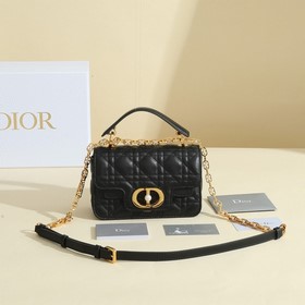 Эта сумка Dior Jolie из весенне-летней коллекции 2024 года сочета