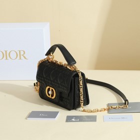 Эта сумка Dior Jolie из весенне-летней коллекции 2024 года сочета
