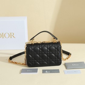 Эта сумка Dior Jolie из весенне-летней коллекции 2024 года сочета