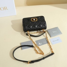 Эта сумка Dior Jolie из весенне-летней коллекции 2024 года сочета