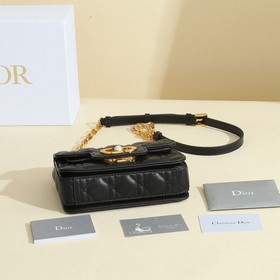 Эта сумка Dior Jolie из весенне-летней коллекции 2024 года сочета