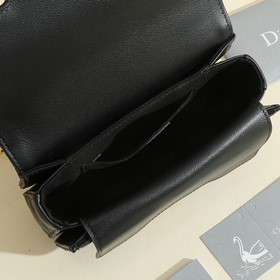 Эта сумка Dior Jolie из весенне-летней коллекции 2024 года сочета