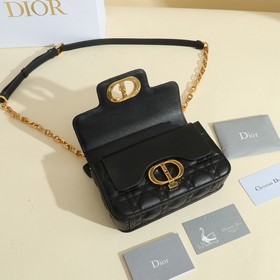 Эта сумка Dior Jolie из весенне-летней коллекции 2024 года сочета