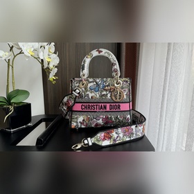 Подлинная модель. Сумка Lady D-Lite сочетает в себе классическую
