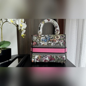 Подлинная модель. Сумка Lady D-Lite сочетает в себе классическую 