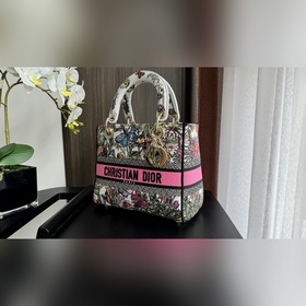 Подлинная модель. Сумка Lady D-Lite сочетает в себе классическую 