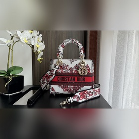 Подлинная модель. Сумка Lady D-Lite сочетает в себе классическую