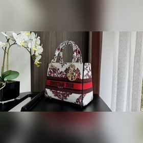 Подлинная модель. Сумка Lady D-Lite сочетает в себе классическую 