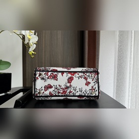 Подлинная модель. Сумка Lady D-Lite сочетает в себе классическую 