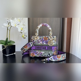 Подлинная вышивка Lady D-Lite Эта сумка Lady D-Lite сочетает в се