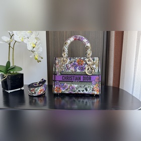 Подлинная вышивка Lady D-Lite Эта сумка Lady D-Lite сочетает в се