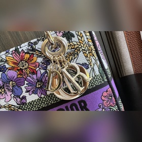 Подлинная вышивка Lady D-Lite Эта сумка Lady D-Lite сочетает в се