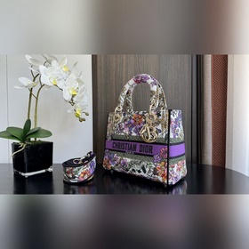 Подлинная вышивка Lady D-Lite Эта сумка Lady D-Lite сочетает в се