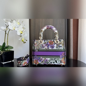 Подлинная вышивка Lady D-Lite Эта сумка Lady D-Lite сочетает в се