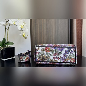 Подлинная вышивка Lady D-Lite Эта сумка Lady D-Lite сочетает в се