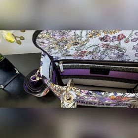 Подлинная вышивка Lady D-Lite Эта сумка Lady D-Lite сочетает в се