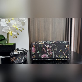 Подлинная новинка. Эта сумка Lady D-Lite с вышивкой Lady D-Lite в