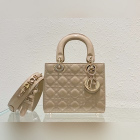 Подлинный Lady Dior, кожа цвета абрикоса Сумка Lady Dior с четыр