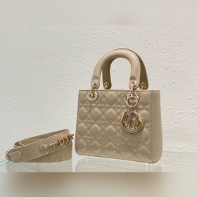 Подлинный Lady Dior, кожа цвета абрикоса Сумка Lady Dior с четыр