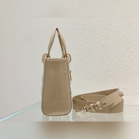 Подлинный Lady Dior, кожа цвета абрикоса Сумка Lady Dior с четыр