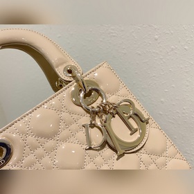 Подлинный Lady Dior, кожа цвета абрикоса Сумка Lady Dior с четыр
