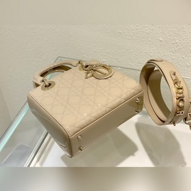 Подлинный Lady Dior, кожа цвета абрикоса Сумка Lady Dior с четыр
