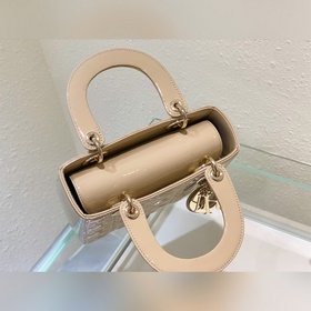 Подлинный Lady Dior, кожа цвета абрикоса Сумка Lady Dior с четыр