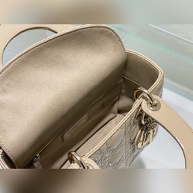 Подлинный Lady Dior, кожа цвета абрикоса Сумка Lady Dior с четыр