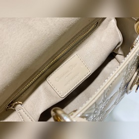 Подлинный Lady Dior, кожа цвета абрикоса Сумка Lady Dior с четыр
