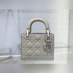 Подлинная сумка Lady Dior из матовой телячьей кожи с клапаном, ме