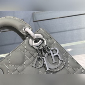Подлинная сумка Lady Dior из матовой телячьей кожи с клапаном, ме