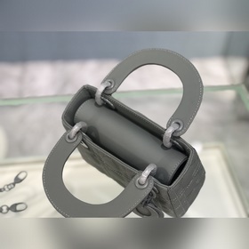 Подлинная сумка Lady Dior из матовой телячьей кожи с клапаном, ме