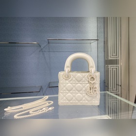 Подлинный Lady Dior Lady Matte Белый жемчуг – это классика, кото